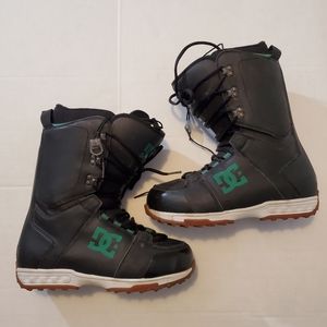 DC ROGAN 2010 SNOWBOARDING BOOTS